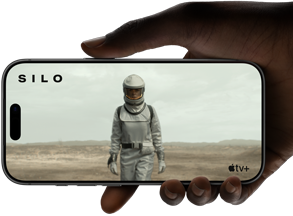 Une main tient un iPhone 17 Pro, argent, à l’horizontale, lecture vidéo sur l’écran bord à bord illustrant l’autonomie