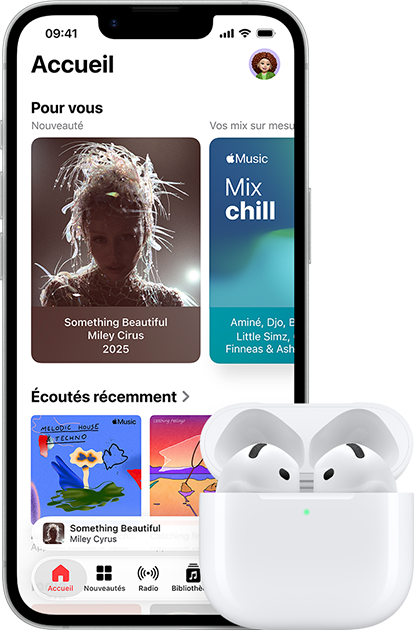 iPhone 17e, face avant, écran d’accueil de l’app Apple Music, à côté d’AirPods Pro 3 dans un Boîtier de charge MagSafe ouvert