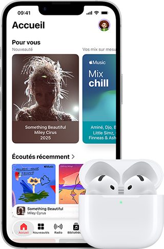 iPhone 17e, face avant, écran d’accueil de l’app Apple Music, à côté d’AirPods Pro 3 dans un Boîtier de charge MagSafe ouvert